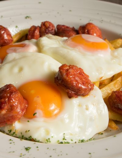 huevos-rotos-con-chorizo