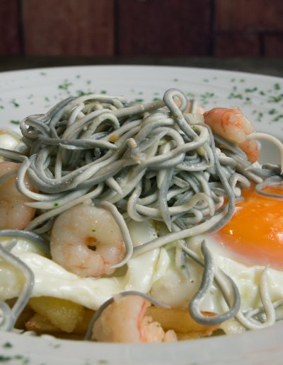 huevos-rotos-con-gulas-y-gambas